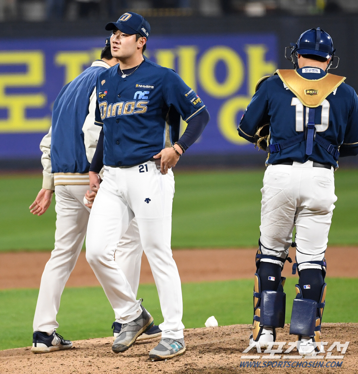 30일 수원KT위즈파크에서 열린 KT와 NC의 PO 1차전. 9회말 2사 만루 NC 김시훈이 경기를 끝내지 못하고 강판당하고 있다. 수원=박재만 기자 pjm@sportschosun.com/2023.10.30/