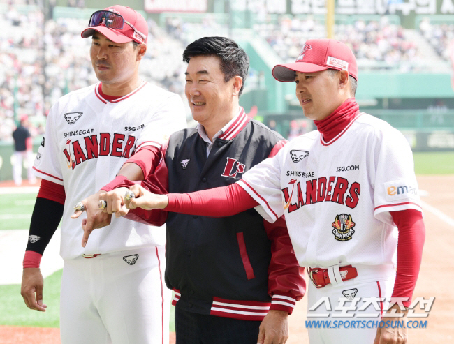 정규 시즌 개막전에서 우승 반지를 전달받은 민경삼 대표이사(가운데)와 한유섬, 김원형 감독. 스포츠조선DB