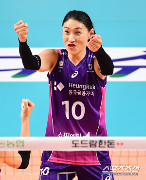 '김연경-옐레나' 쌍포는 리그 무적 '최강 외인 실바 꺾으며 선두 등극'[장충 현장]