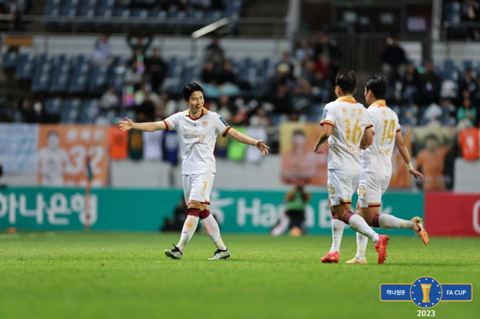 120분 혈투 1대1 무승부→승부차기 4-3 승, 포항 10년 만에 FA…