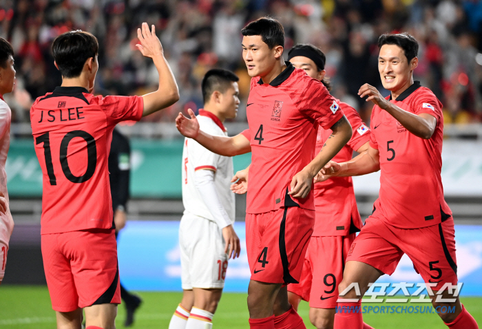 '세계 최고 CB→아시아 넘버1' 김민재, 발롱도르 22위에 이어 AFC…