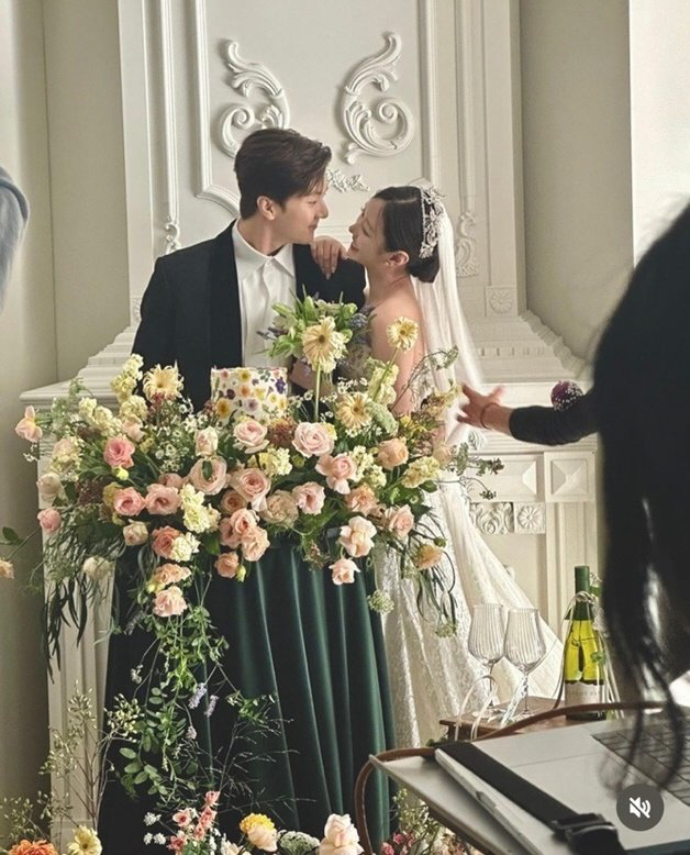 '4년 열애' 천둥♥미미, 풋풋한 웨딩 화보…산다라박 "내가 시누이라니"