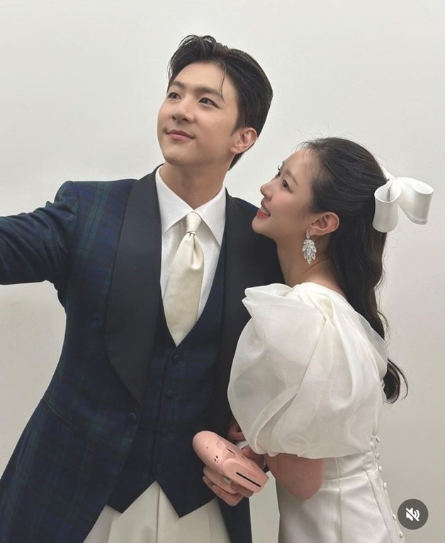 '4년 열애' 천둥♥미미, 풋풋한 웨딩 화보…산다라박 "내가 시누이라니"