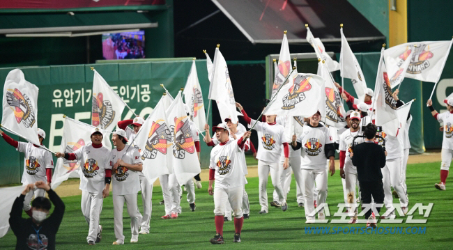 '평균 32.8세' 구단이 만든 최고령 라인업, 날벼락은 코칭스태프가 맞…