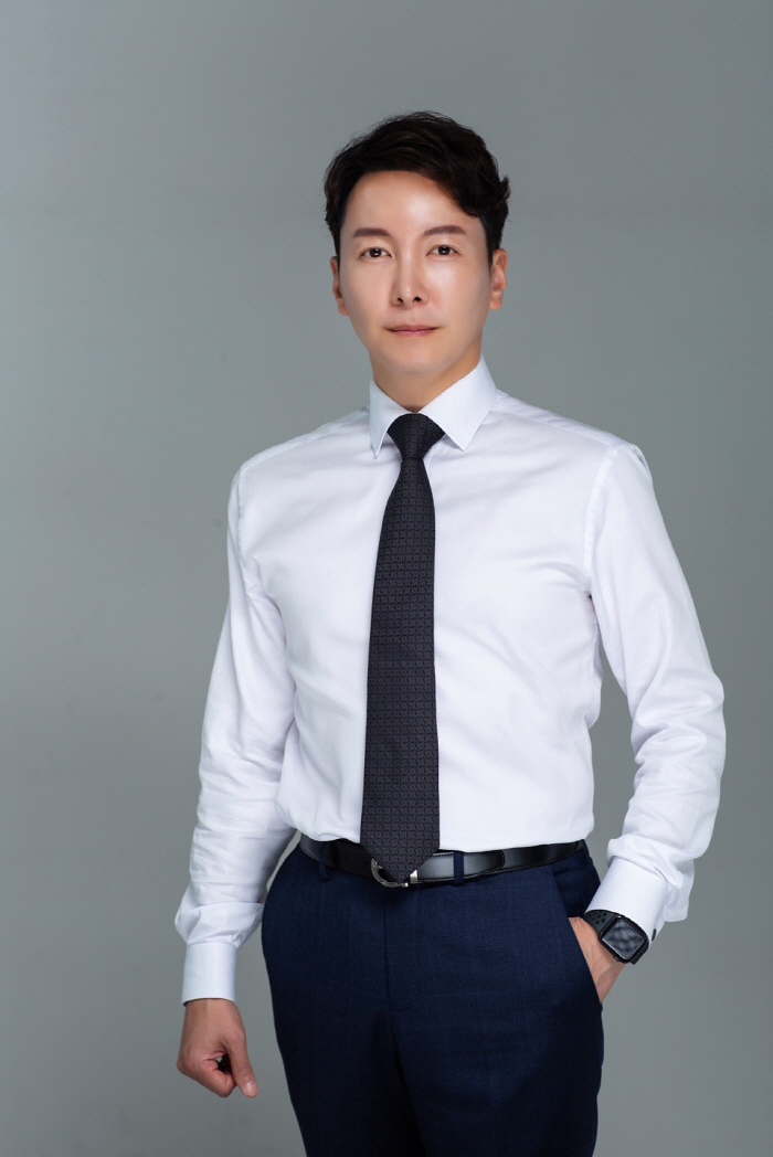 42년 롯데구단史 첫사례… '자이언츠 찐사랑 16년→커피 CEO→금의환향…