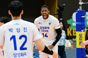 지난 시즌 꼴찌 맞아? 삼성화재 '명가 재건' 신호탄? KB손보마저 꺾고 4연승 '신바람'[V리그 리뷰]