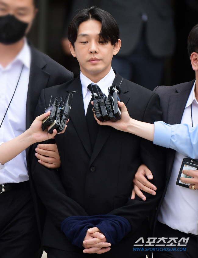 "너도 해볼 때 됐다" 유아인, 유튜버에 대마 흡연 권유→父 주민번호 도…