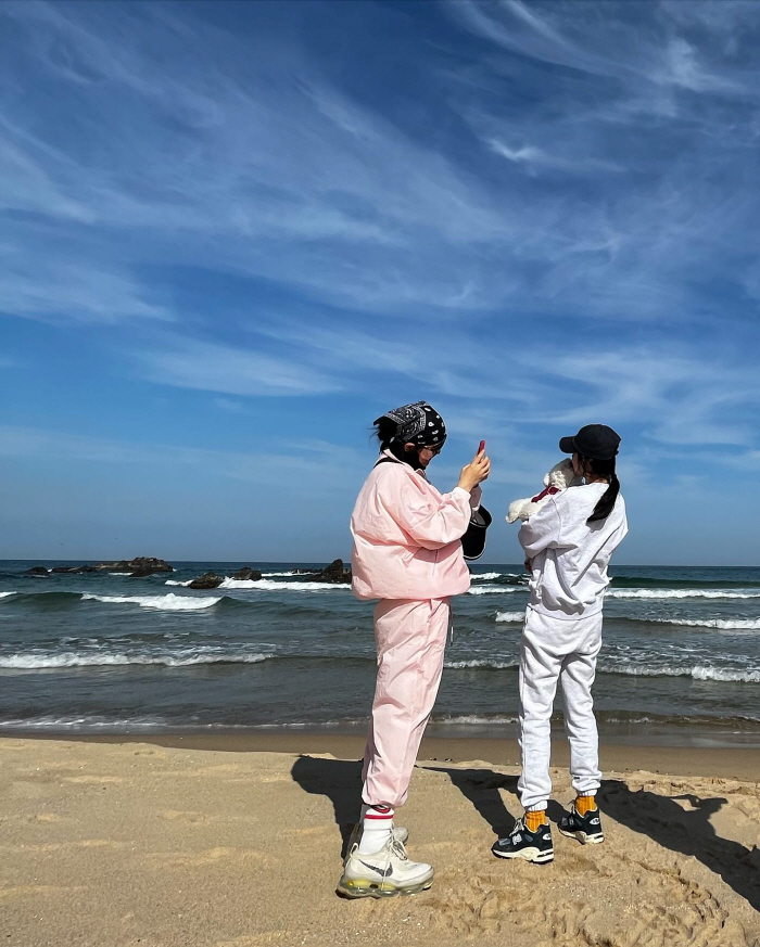 송혜교·김혜수, 얼굴 가리지 않고 거리 활보..톱스타들의 우정여행