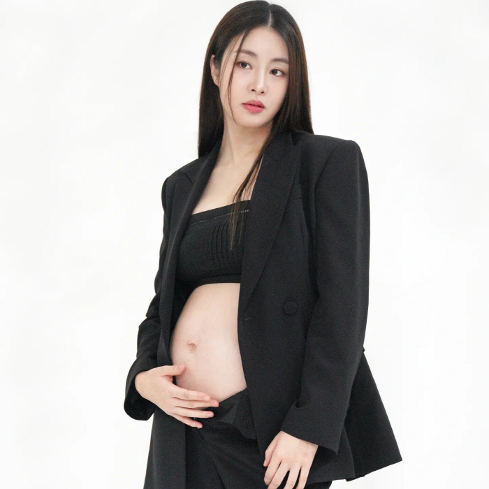 "그 와중에 너무 아름답다"…'한의사♥' 강소라, 과감한 만삭에 동료들도…