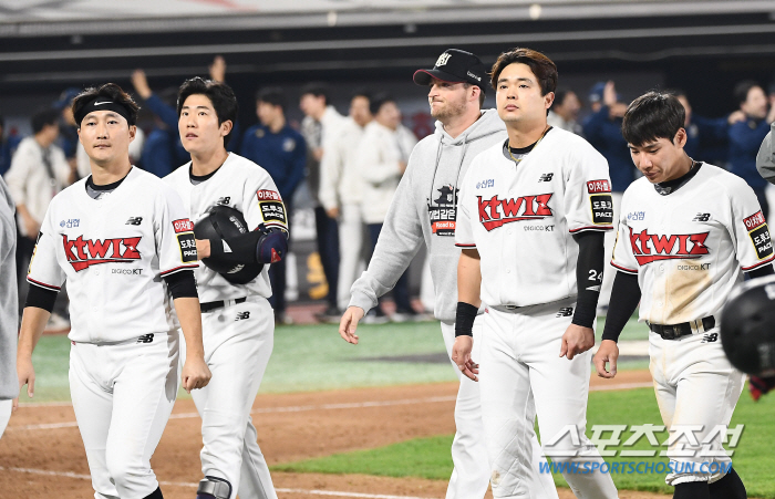 '꼴찌→2위' 기적의 팀, 역사상 단 두번뿐 '2연패→3연승' 기적까지 …