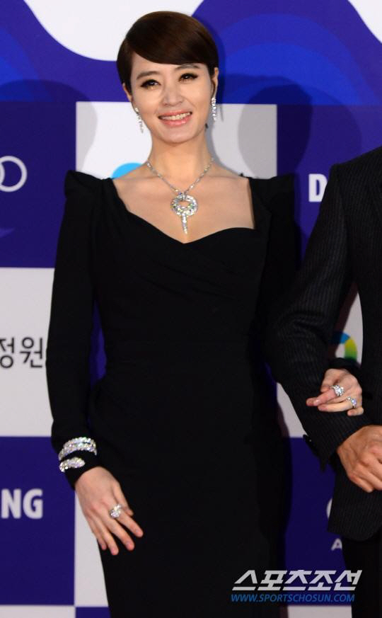 앳된 신인서 스크린 디바로....아듀! 김혜수, 청룡과 함께한 30년 […