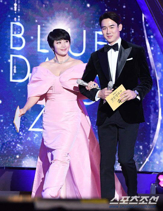 앳된 신인서 스크린 디바로....아듀! 김혜수, 청룡과 함께한 30년 […