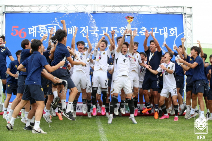 [인터뷰]매년 유럽으로 '축구공부' 떠나는 학구파 김재웅 영등포공고 감독…올해 전무후무 고교 6관왕+2명 유럽 진출 '큰 결실'