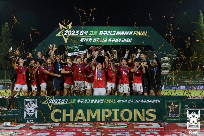 [인터뷰]매년 유럽으로 '축구공부' 떠나는 학구파 김재웅 영등포공고 감독…