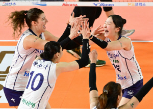 '디펜딩챔피언' 드디어 웃었다…'부키리치 31득점 폭발' 도로공사, 정관장 잡고 개막 4연패 탈출 '첫 승'