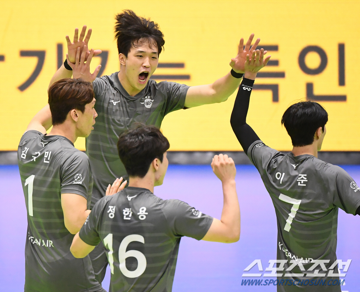 '디펜딩챔피언' 드디어 웃었다…'부키리치 31득점 폭발' 도로공사, 정관…