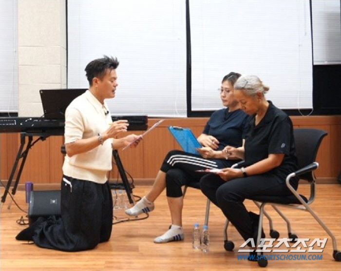'공기 반 소리 반' 박진영, '36년차' 신효범에 무릎 꿇어…"아니, …