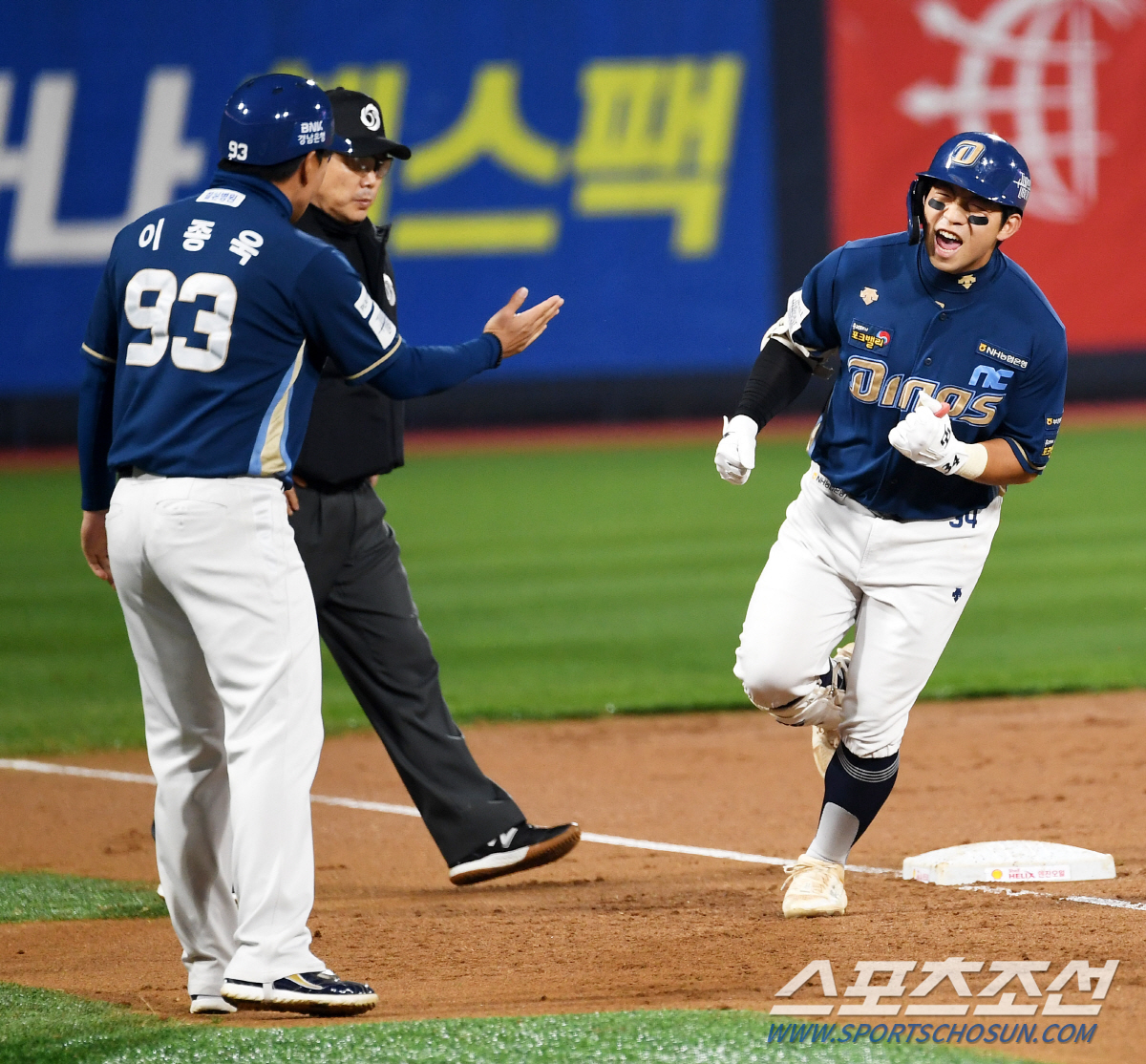 30일 수원KT위즈파크에서 열린 KT와 NC의 PO 1차전. 2회초 NC 오영수가 솔로포를 날린 뒤 환호하고 있다. 수원=박재만 기자 pjm@sportschosun.com/2023.10.30/