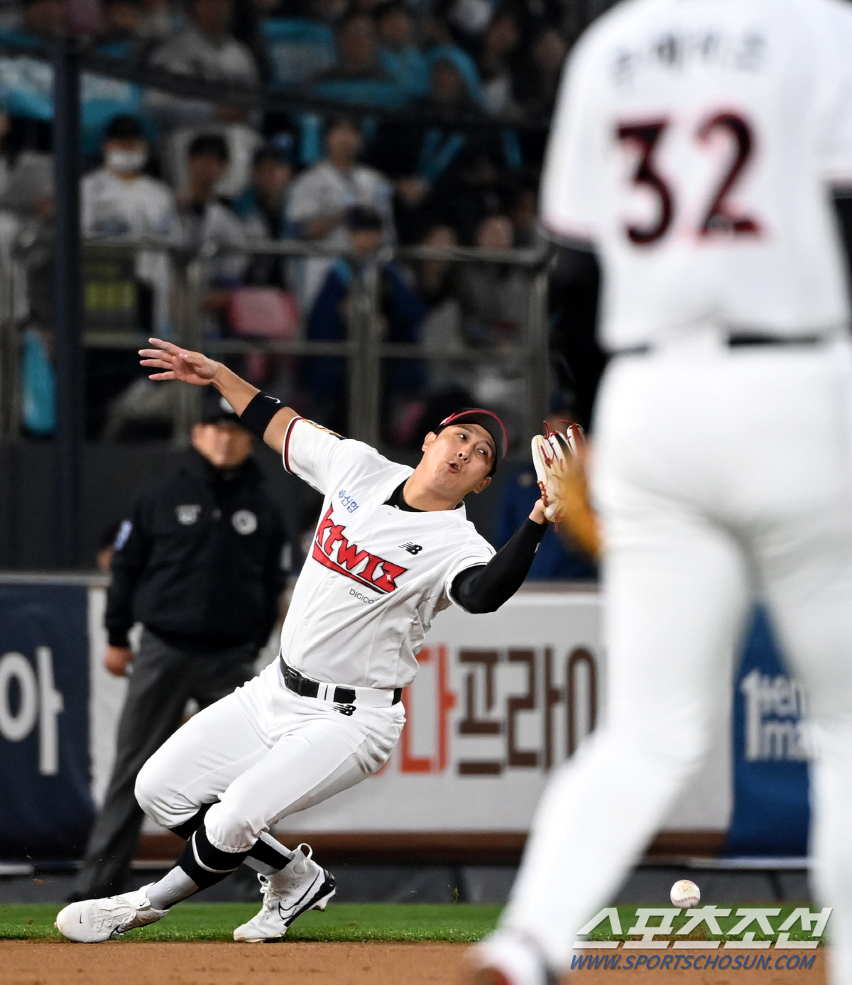 30일 수원KT위즈파크에서 열린 NC와 KT의 PO 1차전, 3회초 KT 3루수 황재균이 NC 박민우의 플라이 타구를 놓치고 있다. 수원=허상욱 기자wook@sportschosun.com/2023.10.30/