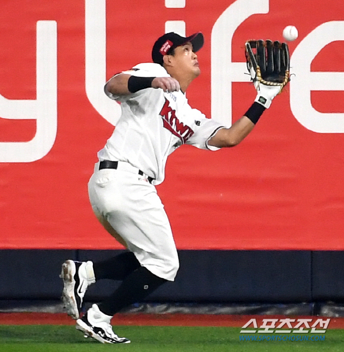 30일 수원KT위즈파크에서 열린 KT와 NC의 PO 1차전. 4회초 2사 1,2루 NC 권희동이 타구를 KT 배정대가 포구에 실패하고 있다. 수원=박재만 기자 pjm@sportschosun.com/2023.10.30/