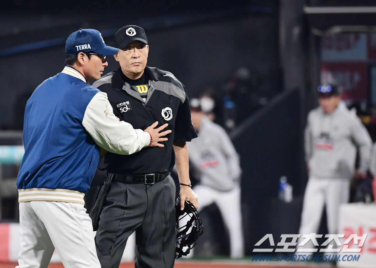 30일 수원 KT위즈파크에서 열린 KT와 NC의 PO 1차전. 5회 투구 도중 NC 페디가 주심의 볼판정에 어필했다. 주심을 막아서고 있는 NC 강인권 감독. 수원=송정헌기자 songs@sportschosun.com/2023.10.30/