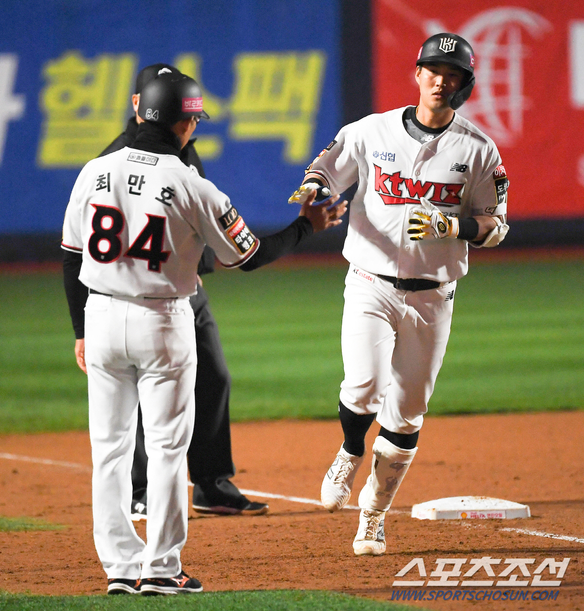 30일 수원KT위즈파크에서 열린 KT와 NC의 PO 1차전. 9회말 2사 만루 KT 배정대가 만루포룰 날린 뒤 환호하고 있다. 수원=박재만 기자 pjm@sportschosun.com/2023.10.30/