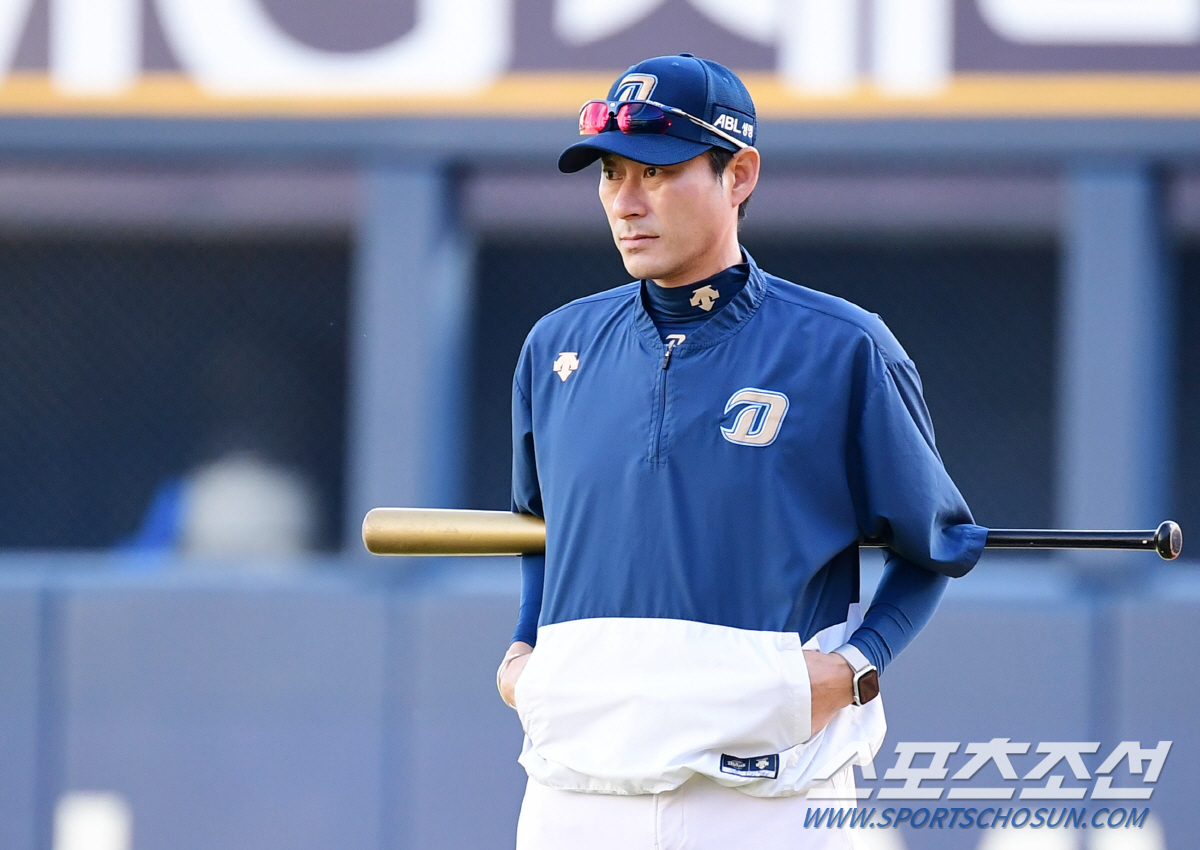 11월 2일 창원 NC파크에서 열린 NC와 KT의 PO 3차전. 선수들의 훈련을 지켜보는 NC 강인권 감독. 창원=송정헌기자 songs@sportschosun.com/2023.11.02/