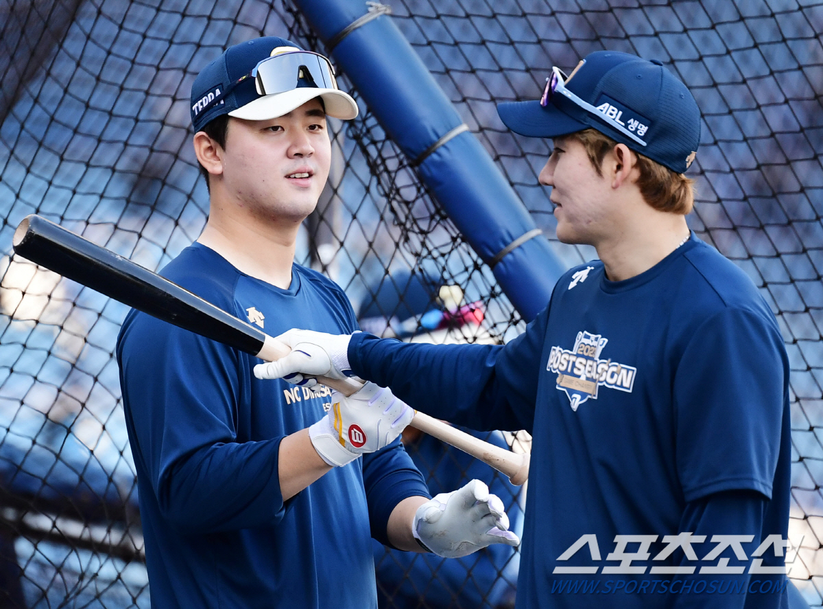 11월 2일 창원 NC파크에서 열린 NC와 KT의 PO 3차전. 타격 훈련을 하고 있는 NC 김형준, 박민우. 창원=송정헌기자 songs@sportschosun.com/2023.11.02/