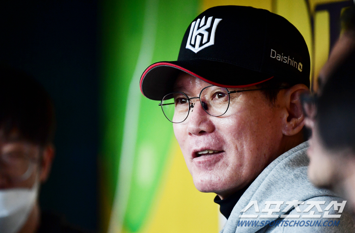 11월 2일 창원 NC파크에서 열린 NC와 KT의 PO 3차전. 기자들의 질문에 답하고 있는 KT 이강철 감독. 창원=송정헌기자 songs@sportschosun.com/2023.11.02/