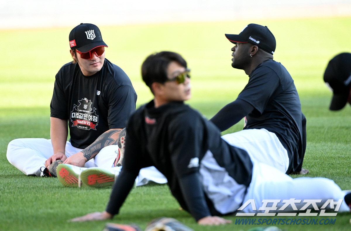 2일 창원NC파크에서 열린 PO 3차전 KT와 NC의 경기 전, KT 박병호 박경수 알포드가 워밍업을 하고 있다. 창원=허상욱 기자wook@sportschosun.com/2023.11.02/