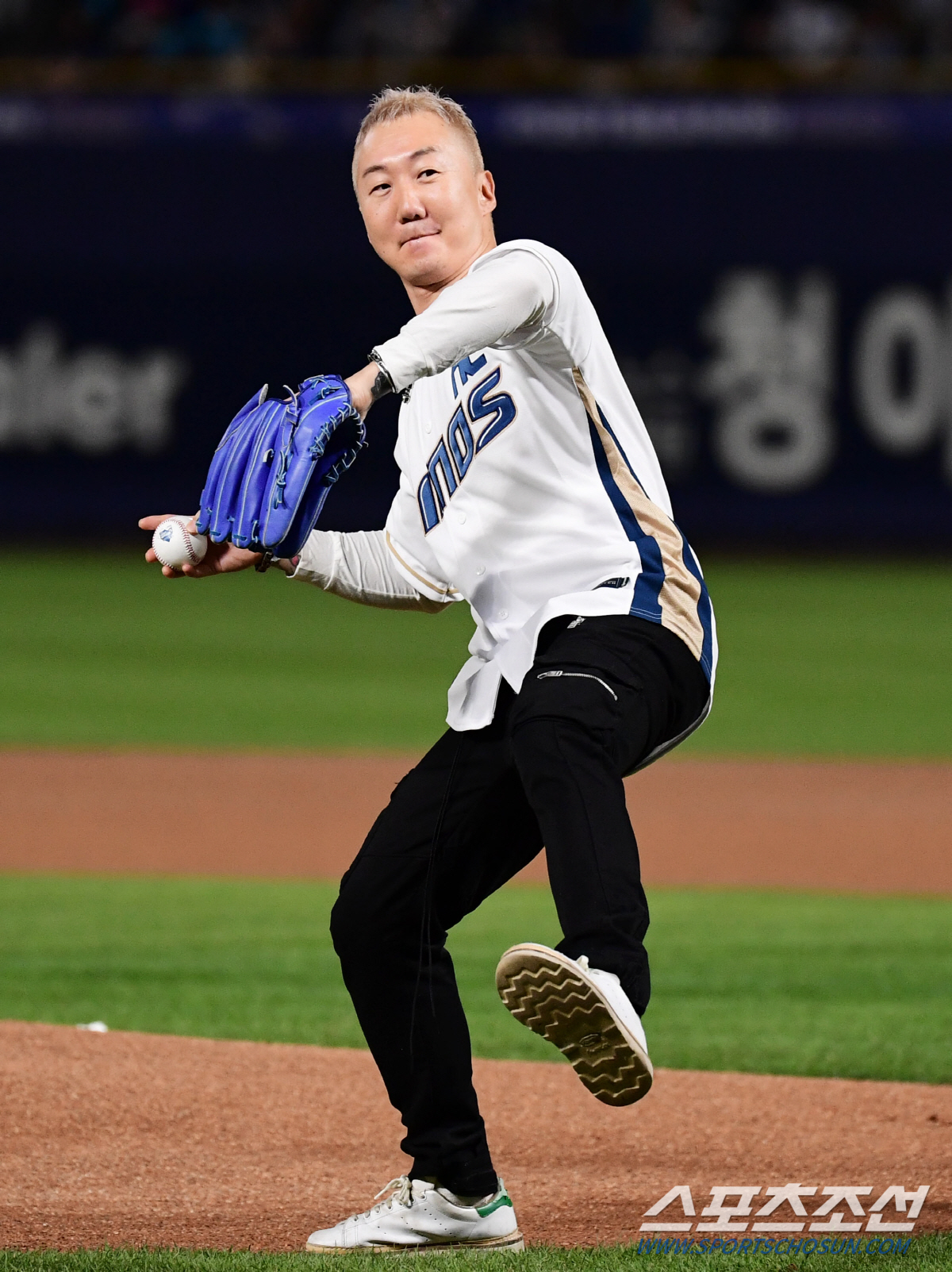 11월 2일 창원 NC파크에서 열린 NC와 KT의 PO 3차전. 경기 전 밴드 '노브레인'이 시구 행사를 펼쳤다. 힘차게 시구하는 이성우. 창원=송정헌기자 songs@sportschosun.com/2023.11.02/