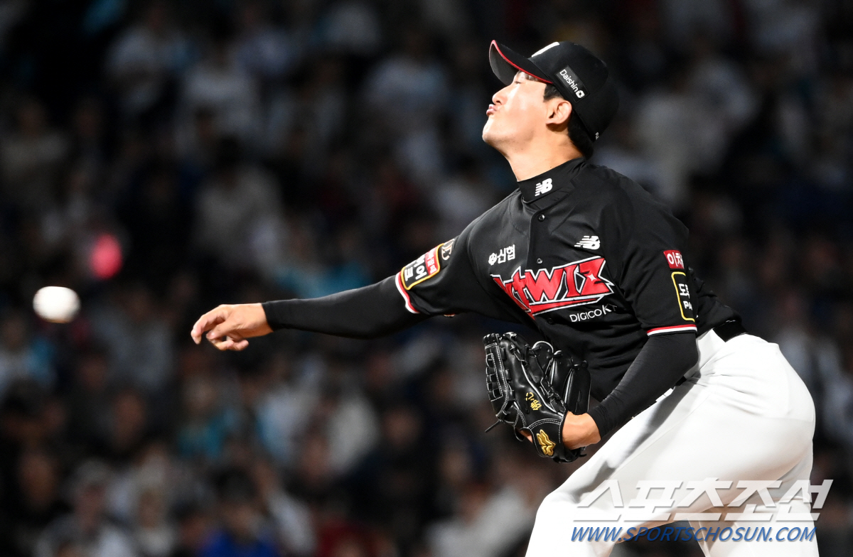 2일 창원NC파크에서 열린 PO3차전 KT와 NC의 경기, KT 선발투수 고영표가 역투하고 있다. 창원=허상욱 기자wook@sportschosun.com/2023.11.02/