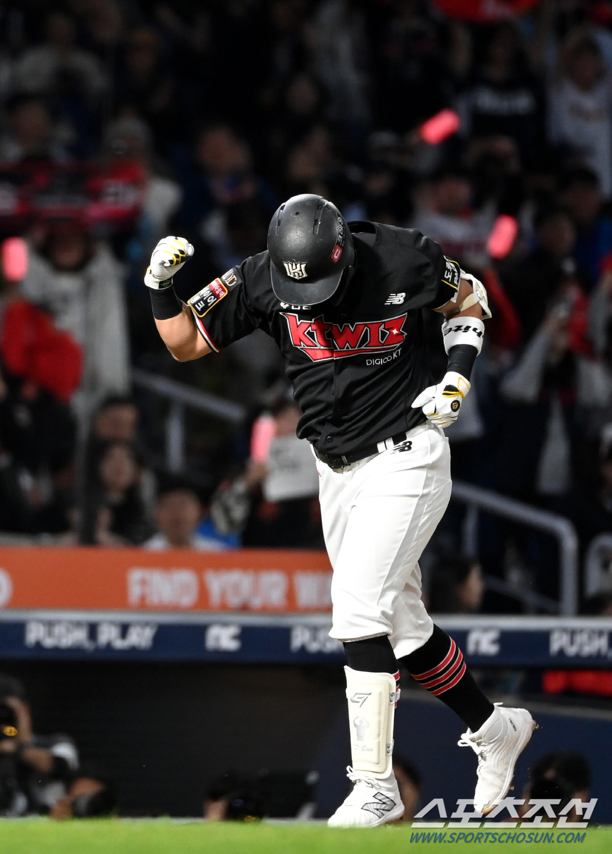 2일 창원NC파크에서 열린 PO3차전 KT와 NC의 경기, 2회초 1사 1루 KT 배정대가 2점홈런을 치고 기쁨을 나누고 있다. 창원=허상욱 기자wook@sportschosun.com/2023.11.02/