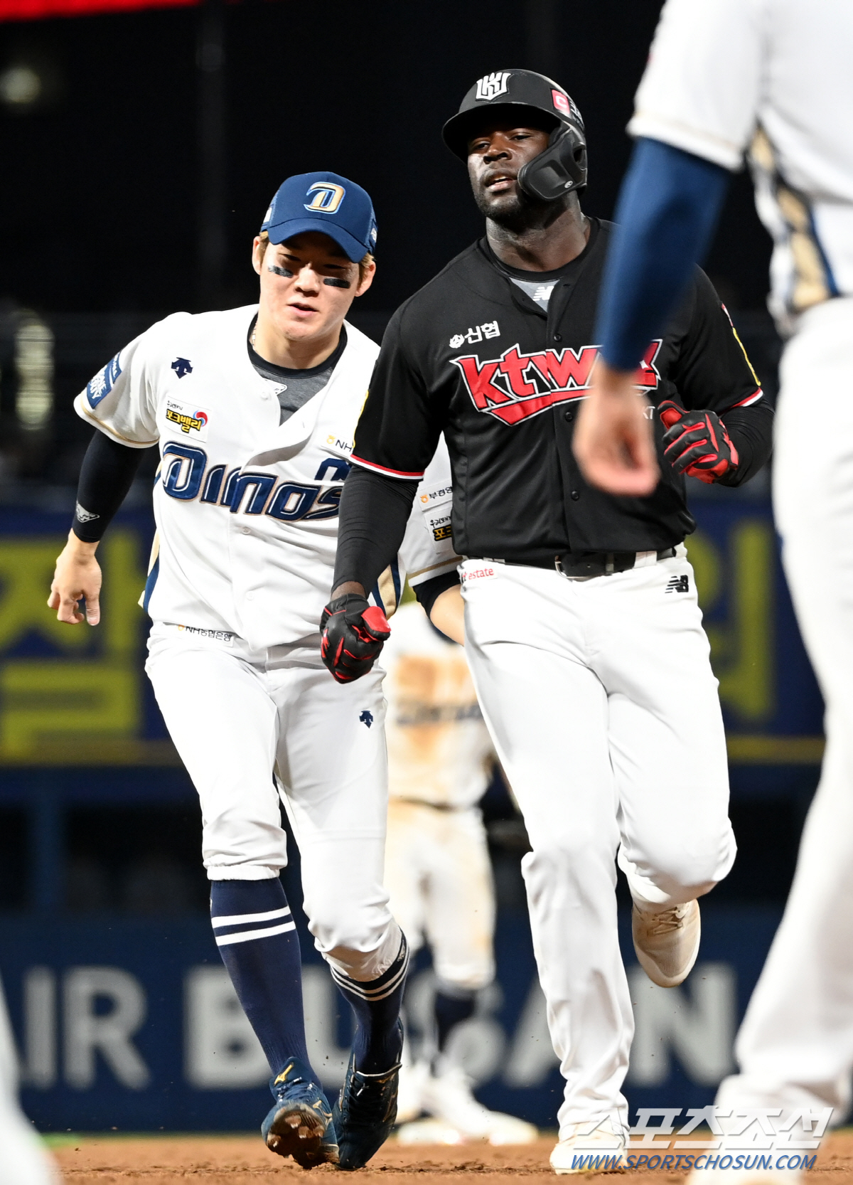 2일 창원NC파크에서 열린 PO3차전 KT와 NC의 경기, 3회초 1사 1루 KT 박병호 타석때 1루주자 알포드가 견제에 걸려 태그아웃되고 있다. 창원=허상욱 기자wook@sportschosun.com/2023.11.02/