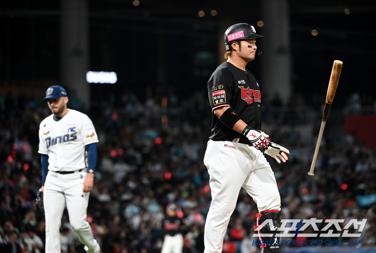 2일 창원NC파크에서 열린 PO3차전 KT와 NC의 경기, 3회초 KT 박병호가 우익수 파울플라이로 물러나며 아쉬워하고 있다. 창원=허상욱 기자wook@sportschosun.com/2023.11.02/