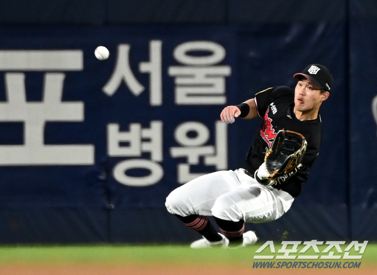 2일 창원NC파크에서 열린 PO3차전 KT와 NC의 경기, 4회말 KT 중견수 배정대가 NC 권희동의 타구를 슬라이딩하며 잡아내고 있다. 창원=허상욱 기자wook@sportschosun.com/2023.11.02/