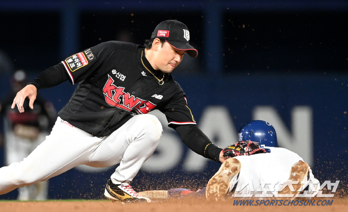 2일 창원NC파크에서 열린 PO3차전 KT와 NC의 경기, 6회말 1사 1루 NC 박민우 타석때 1루주자 김주원이 2루 도루를 실패하고 있다. KT 유격수는 김상수. 창원=허상욱 기자wook@sportschosun.com/2023.11.02/