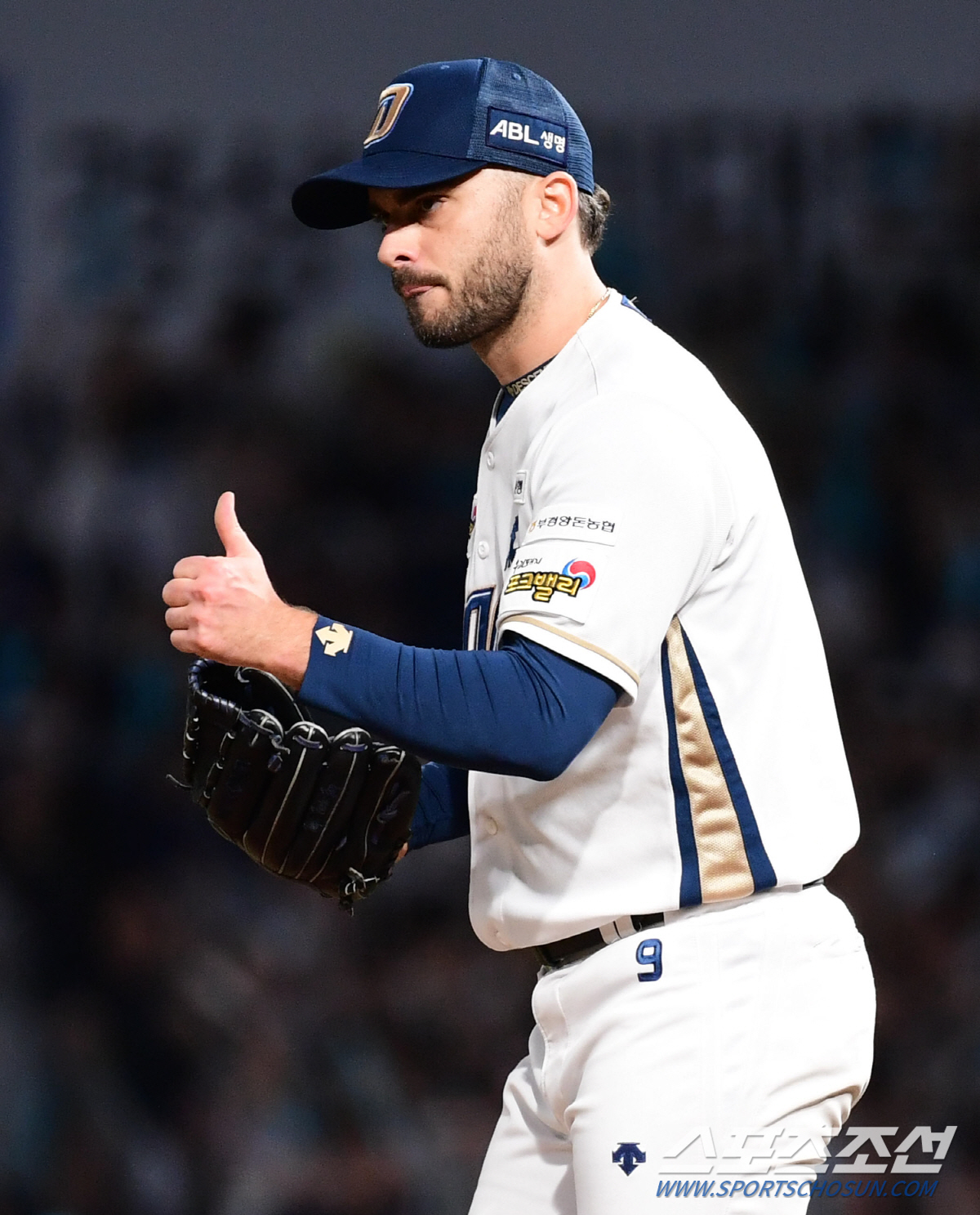 11월 2일 창원 NC파크에서 열린 NC와 KT의 PO 3차전. 6회 KT 박병호를 병살 처리하고 동료들을 향해 엄지손가락을 치켜드는 태너. 창원=송정헌기자 songs@sportschosun.com/2023.11.02/