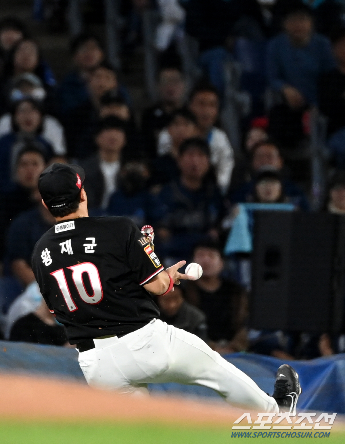 2일 창원NC파크에서 열린 PO3차전 KT와 NC의 경기, 6회말 KT 3루수 황재균이 NC 김주원의 타구를 잡지 못하고 있다. 창원=허상욱 기자wook@sportschosun.com/2023.11.02/