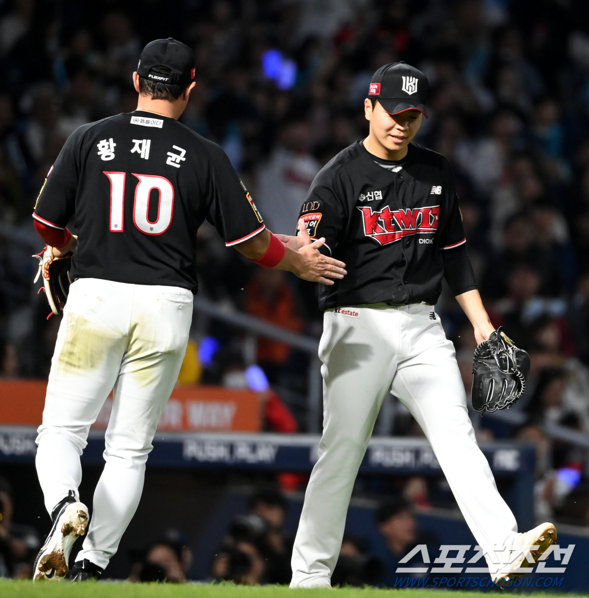 2일 창원NC파크에서 열린 PO3차전 KT와 NC의 경기, 7회말 KT 3루수 황재균이 NC 권희동의 타구를 호수비로 처리한 후 손동현과 하이파이브를 하고 있다. 창원=허상욱 기자wook@sportschosun.com/2023.11.02/