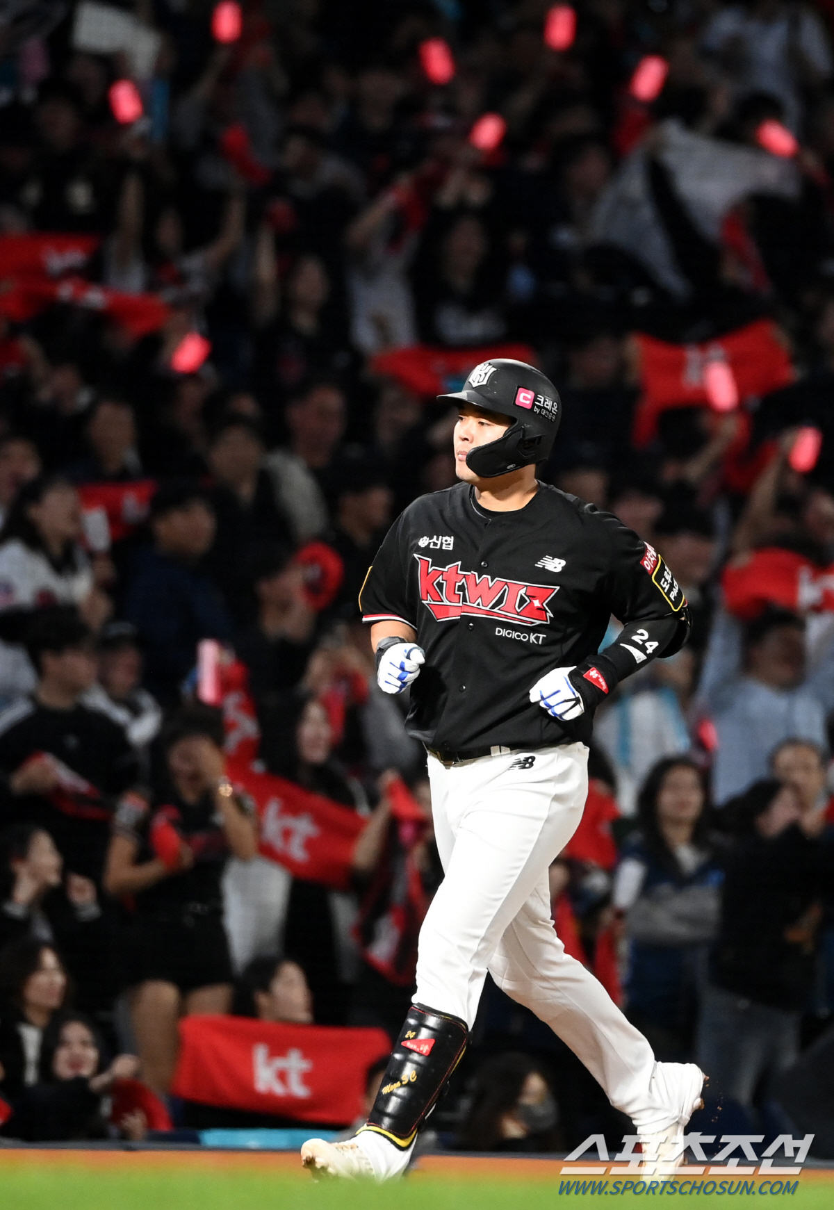 2일 창원NC파크에서 열린 PO3차전 KT와 NC의 경기, 7회초 KT 문상철이 솔로홈런을 치고 기쁨을 나누고 있다. 창원=허상욱 기자wook@sportschosun.com/2023.11.02/