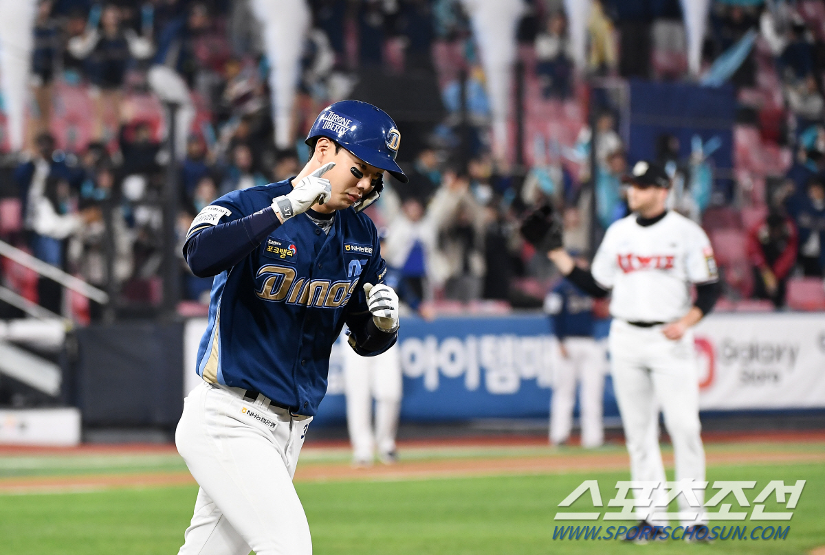 31일 수원KT위즈파크에서 열린 KT와 NC의 PO 2차전. 1회초 1사 1루 NC 박건우가 투런포를 날린 뒤 환호하고 있다. 수원=박재만 기자pjm@sportschosun.com/2023.10.31/