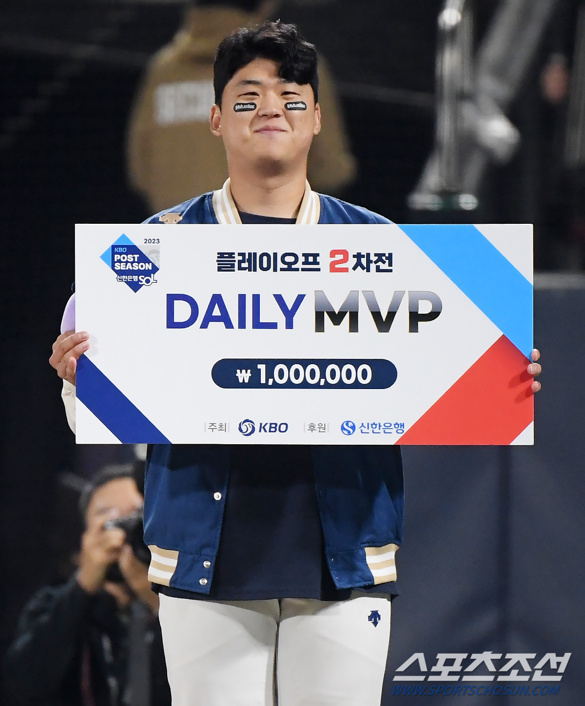 31일 수원 KT위즈파크에서 열린 NC와 KT의 PO2차전. 데일리 MVP 신민혁이 포즈 취하고 있다. 수원=정재근 기자 cjg@sportschosun.com/2023.10.31/