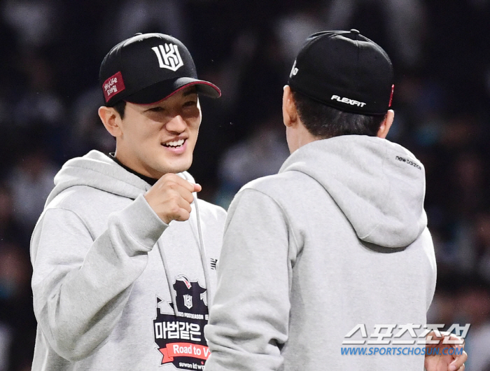 '안도 대신 역스윕 정조준' 이강철 감독 "쿠에바스 4차전 투입? 고민 …