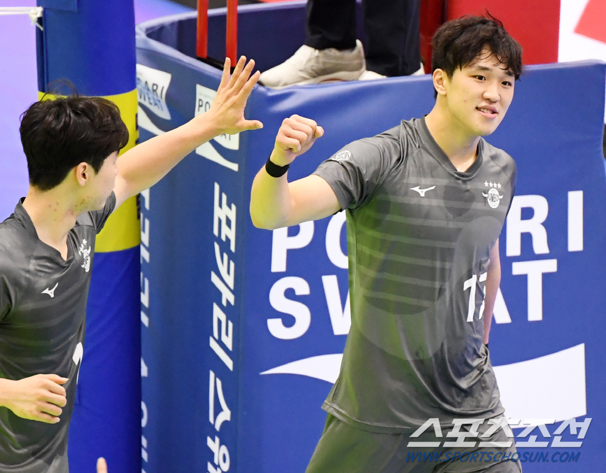 '찌릿' E.T 세리머니, 친구같은 감독이 비디오판독 성공에 더 기뻐한 …