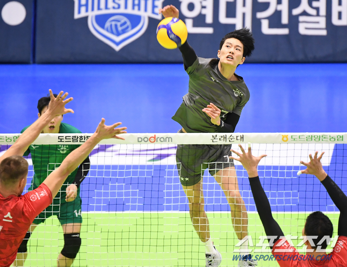 '찌릿' E.T 세리머니, 친구같은 감독이 비디오판독 성공에 더 기뻐한 …