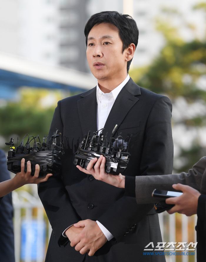 "모발 100가닥 채취, 검사 결과 음성"..이선균, 내일(4일) 2차 …