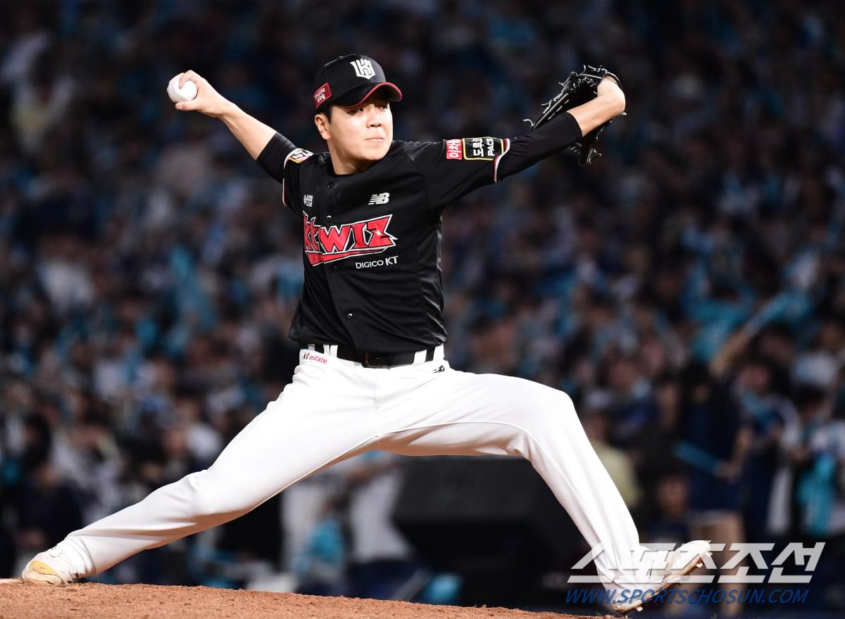 11월 2일 창원 NC파크에서 열린 NC와 KT의 PO 3차전. 투구하고 있는 KT 손동현. 창원=송정헌기자 songs@sportschosun.com/2023.11.02/