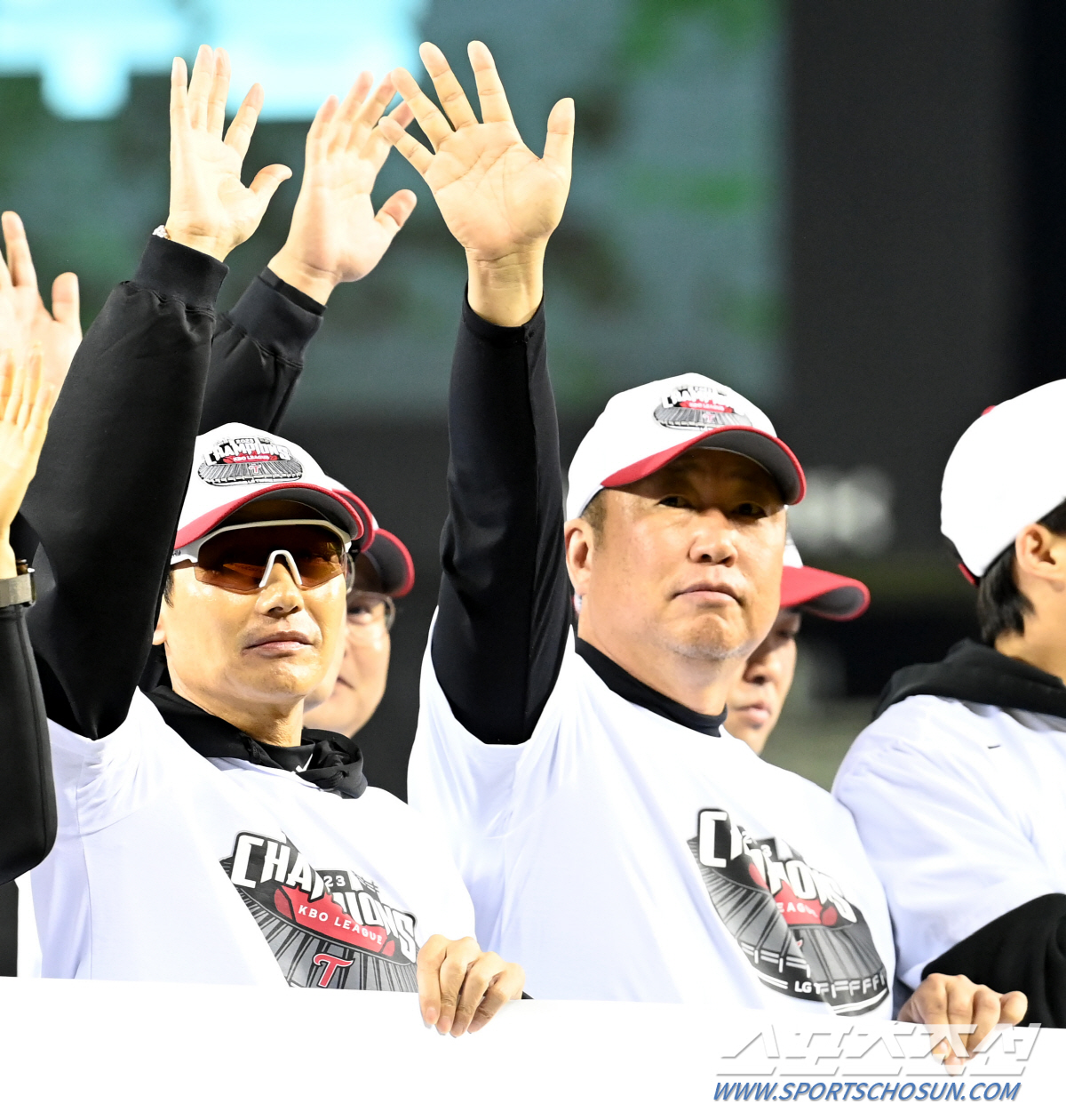 6일 잠실야구장에서 열린 KIA와 LG의 경기, 경기 종료 후 펼쳐진 LG 트윈스의 정규시즌 우승 세리머니에서 차명석 단장과 염경엽 감독이 팬들에 감사인사를 하고 있다. 잠실=허상욱 기자wook@sportschosun.com/2023.10.06/