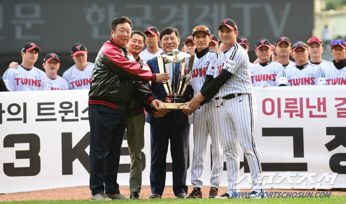 KBO 허구연 총재와 LG 차명석 단장. 주장 오지환, 염경엽 감독, 김인석 사장이 15일 서울잠실야구장에서 정규시즌 우승 트로피와 함께 포즈를 취하고 있다. 잠실=최문영 기자deer@sportschosun.com /2023.10.15/